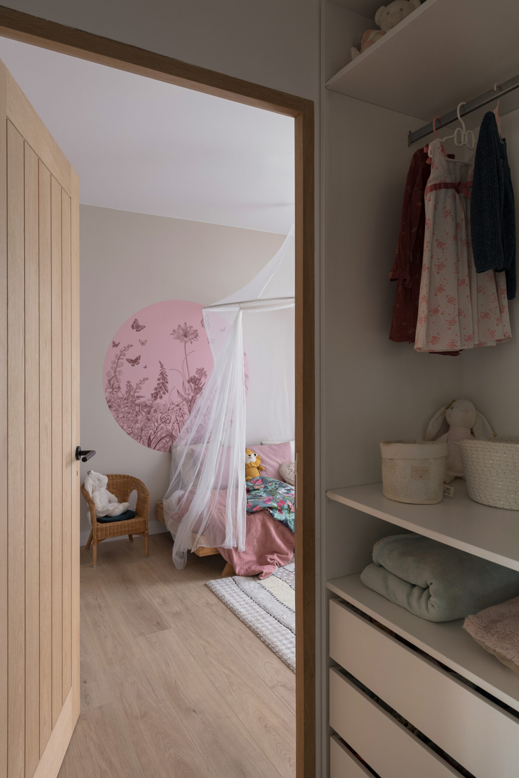 Chambre de Petite Fille avec Dressing en Bois et Lit Cabane – Design et Rangement Pratique