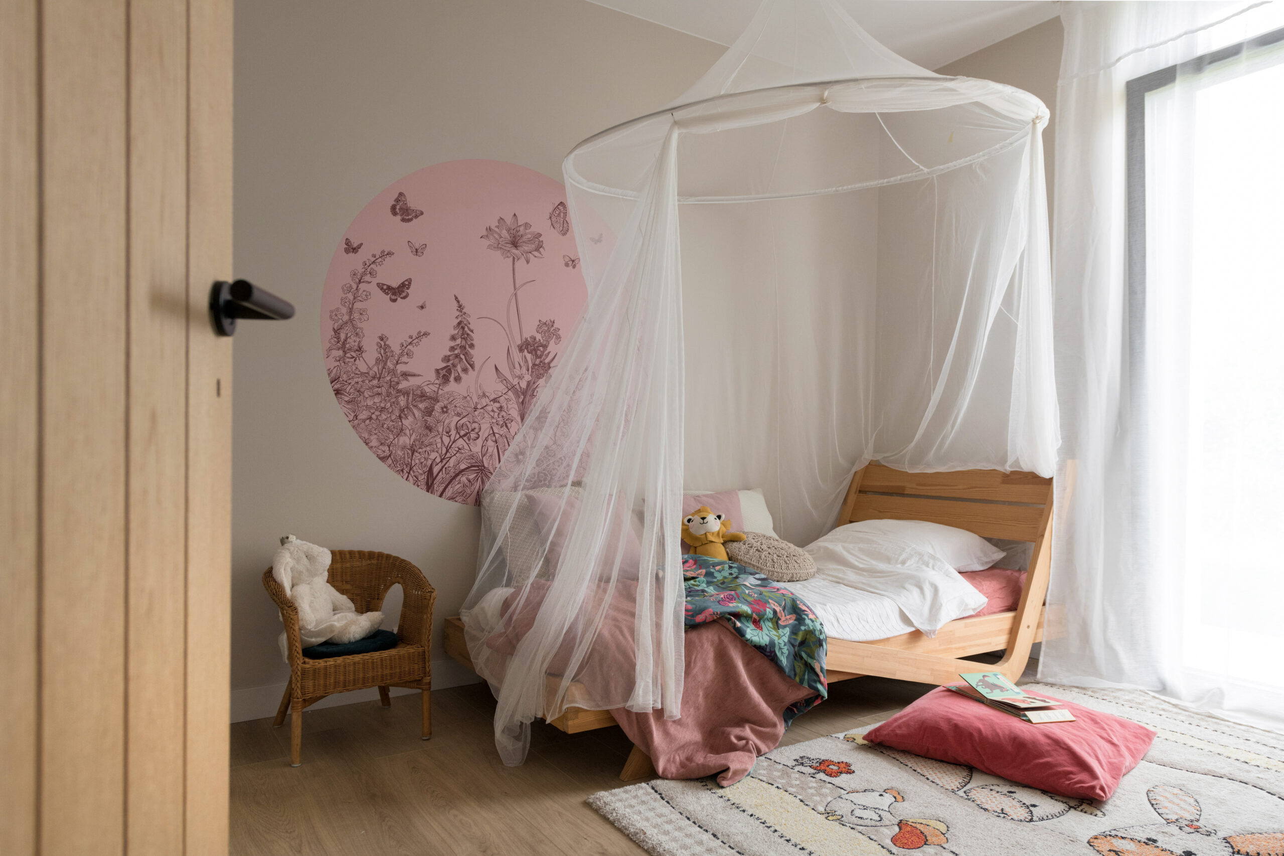 Chambre de Petite Fille : Lit en Bois avec Moustiquaire et Décoration Florale