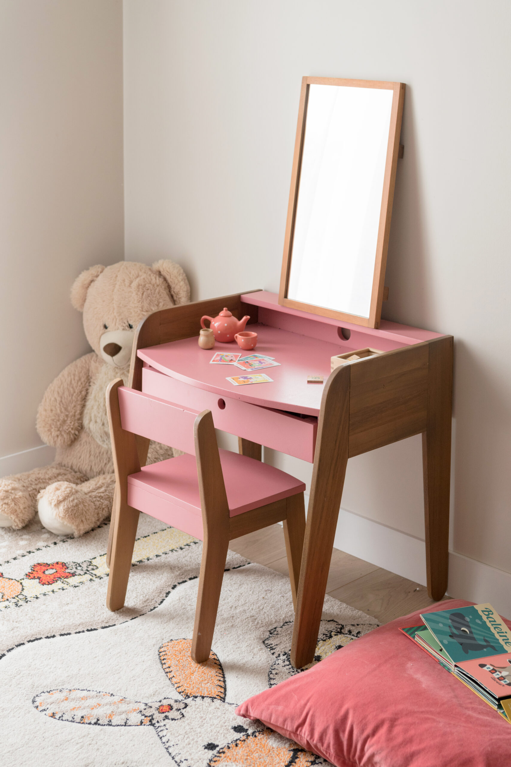 Petit Bureau Rose en Bois pour Chambre d’Enfant – Design et Pratique