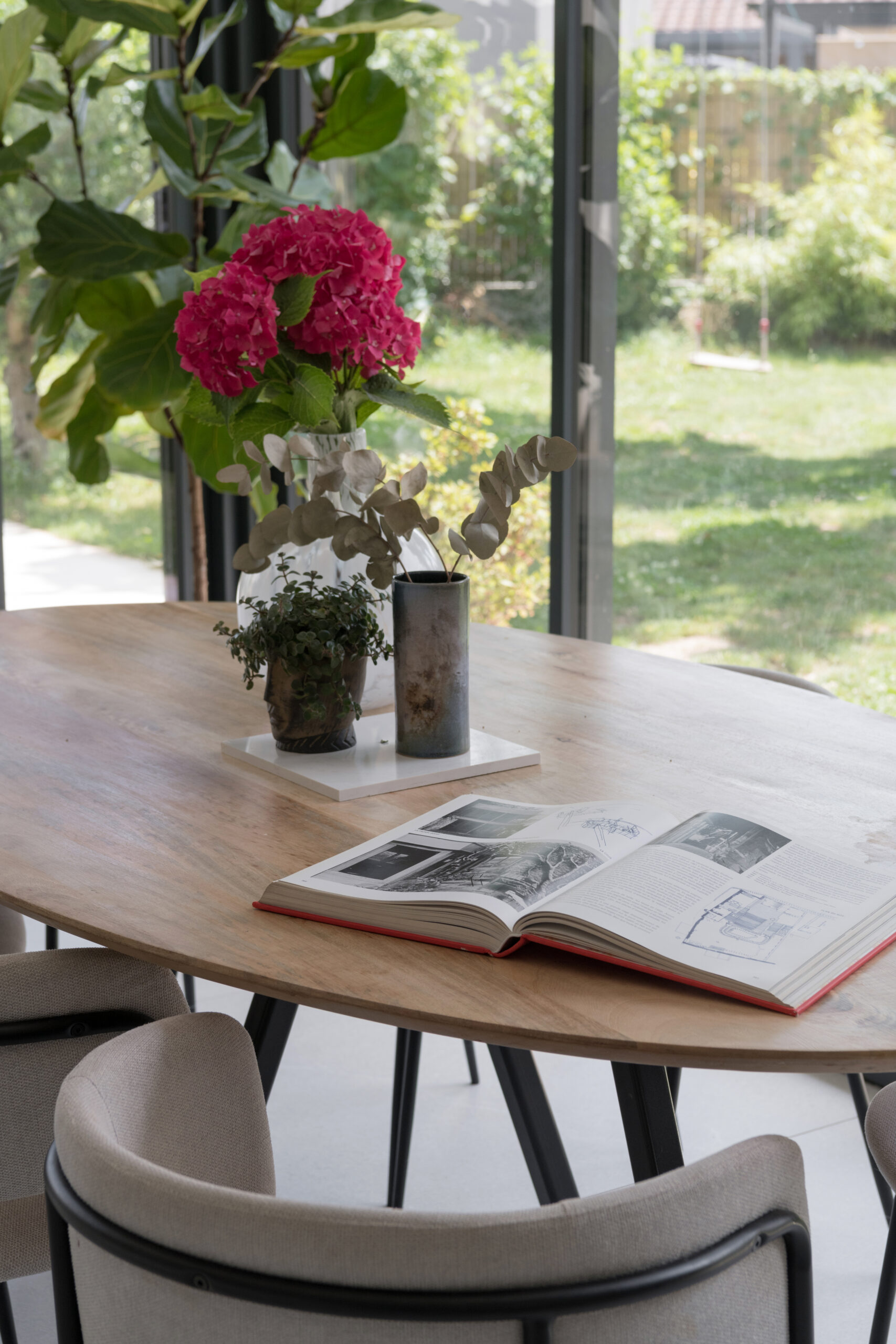 Salle à manger: Table ovale en manguier et chaises en tissus