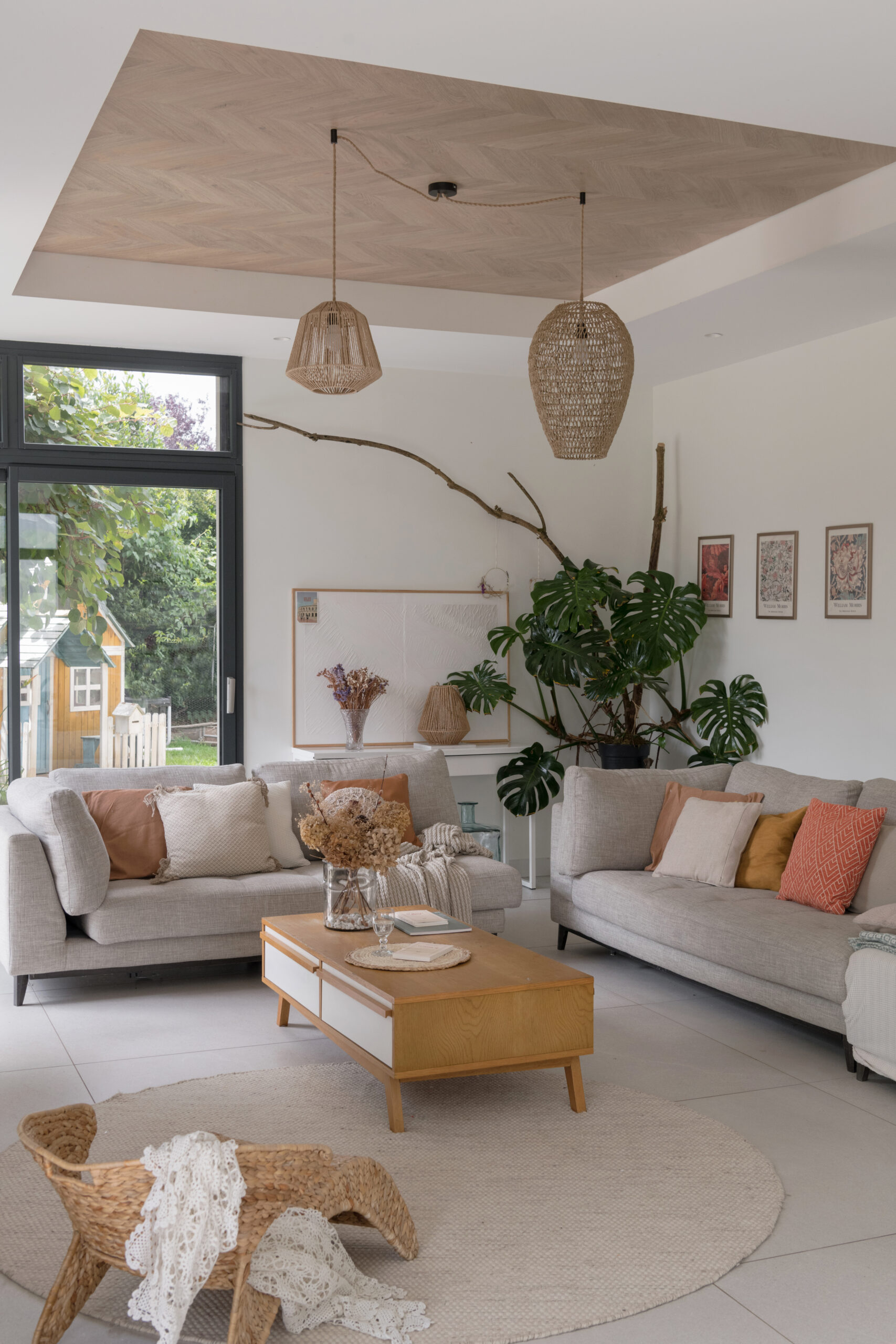 Salon élégant et spacieux avec son faux plafond en bois.