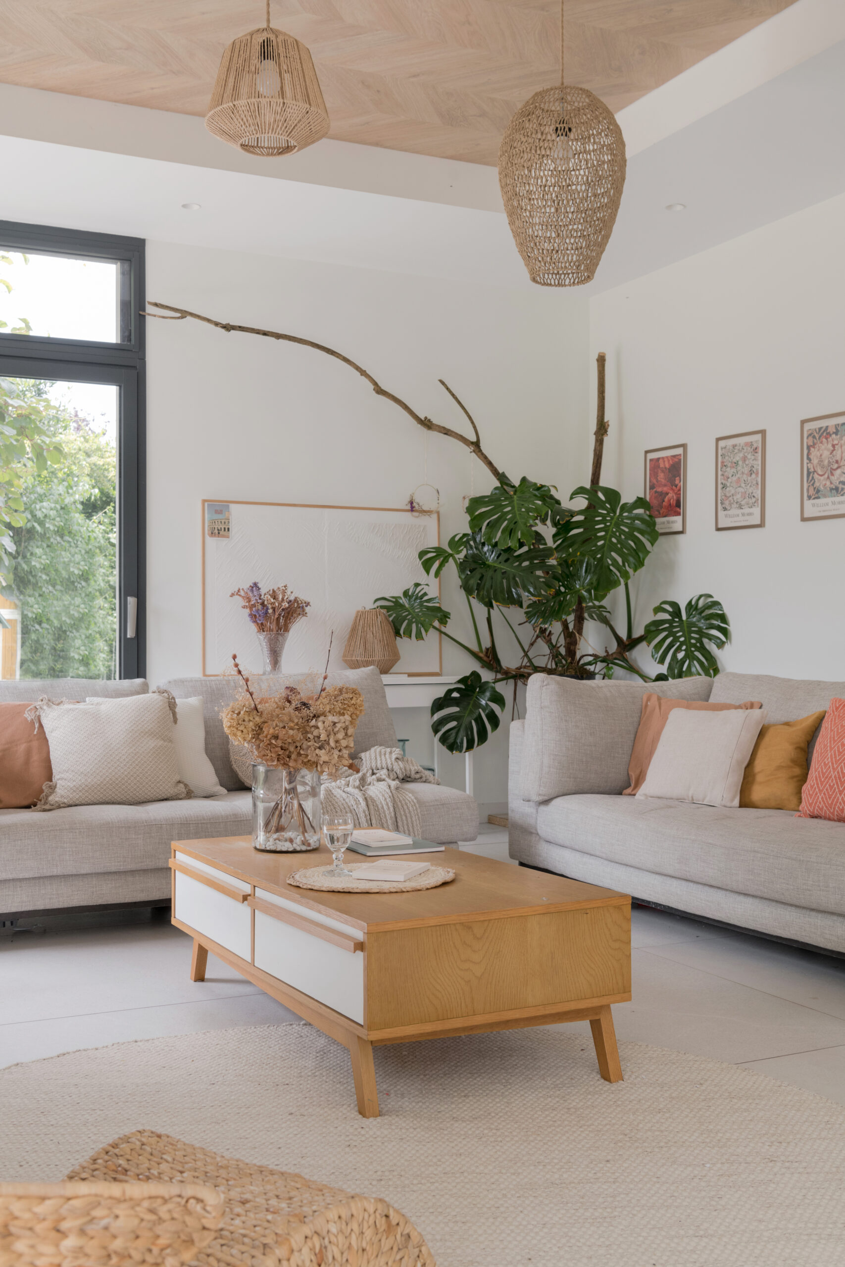 Salon élégant aux tons blanc et beiges avec des accents en bois naturel