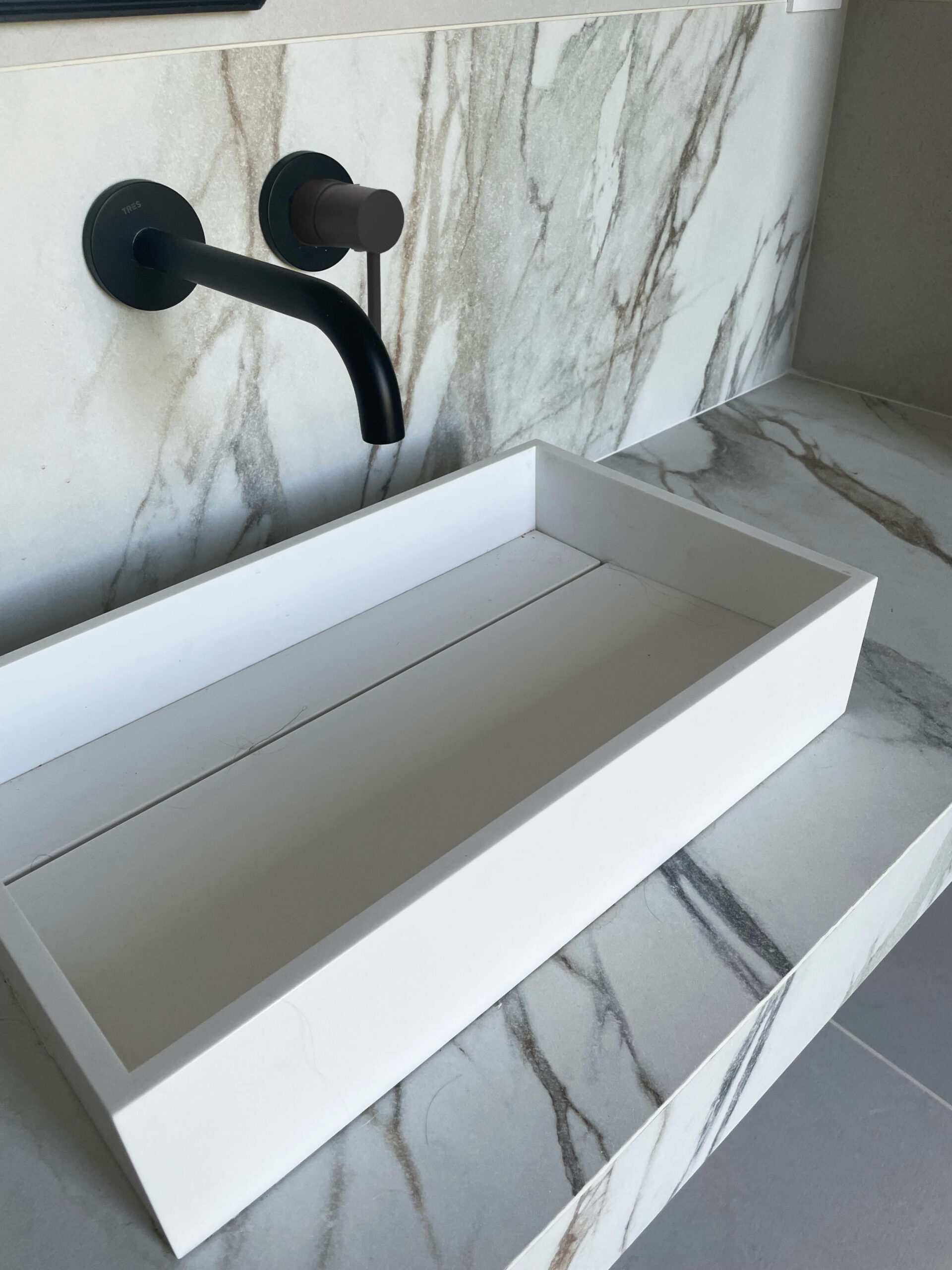 Marion-Avogadro-salle-de-bain-contemporain-douche-marbre-vasque