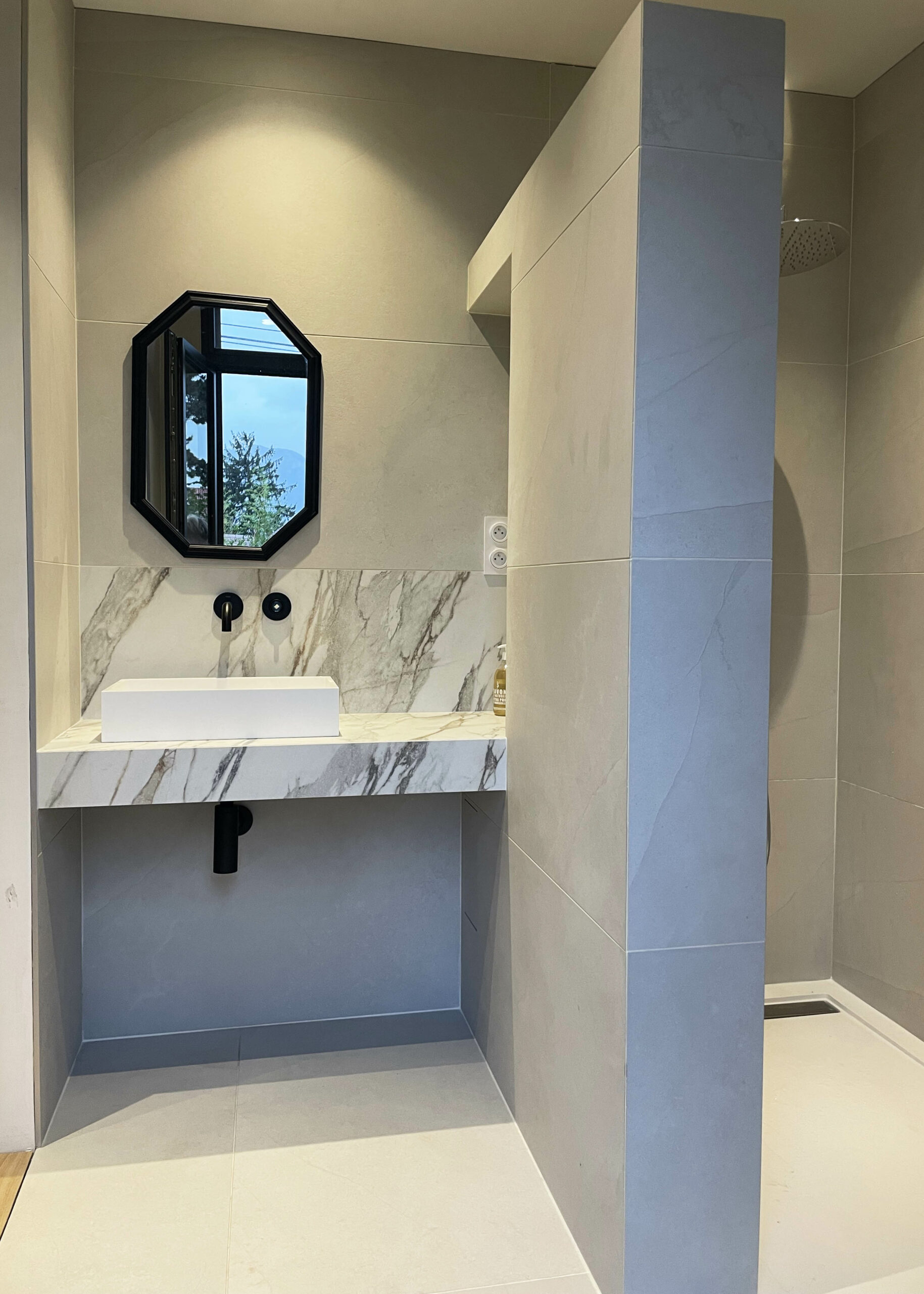 Marion-Avogadro-salle-de-bain-contemporain-marbre-pierre